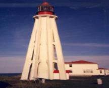 Vue générale de de la tour de phare érigée en 1909 au lieu historique national du Canada du Phare-de-Pointe-au-Père, 2002.; Agence Parcs Canada / Parks Canada Agency, B. Violette, 2002.