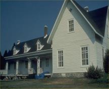 Vue en angle de la maison de sir John Johnson, 1989.; Parks Canada Agency/Agence Parcs Canada, 1989.