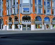 Vue des détails de l'entré principale de l'Édifice-Central montrant les éléments illustrant sa conception de style néo-Queen Anne, 2002.; Parks Canada Agency / Agence Parcs Canada, M. Trepanier, 2002.