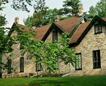 Vue générale de l'arrière de la maison montrant  son style influencé par l’architecture vernaculaire néogothique, 1982.; Parks Canada Agency / Agence Parcs Canada, F. Cattroll, 1982.