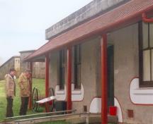 Vue de l'extérieur de la cantine du Fort Rodd Hill, montrant les coffrages de béton aux détails de finition en plâtre, dont les bords arrondis aux ouvertures et les rebords en saillie, 1997.; Parks Canada Agency/Agence Parcs Canada, J. Mattie, 1997.