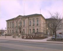 Corner view of Guelph City Hall, showing the façade with the main entrance and a second façade, 1990.; Parks Canada Agency/Agence Parcs Canada, 1990.