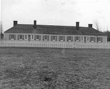 Facade of the Officers' Quarters showing the low, one-storey massing, 1989.; Agence Parcs Canada, Bureau régional de l'Ontario / Parks Canada Agency, Ontario Regional Office, 1989.
