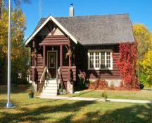 General view of the Riding Mountain Park East Gate Registration Complex showing the Gatekeeper’s Cottage, 2001.; Parks Canada Agency / Agence Parcs Canada, 2001.