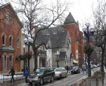 Vue d'Heliconian Hall sur sa rue.; Parks Canada/Parcs Canada 2007.