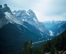 General view of Kicking Horse Pass, showing the mountain scenery that frames each side of the transportation corridor.; Agence Parcs Canada / Parks Canada Agency.