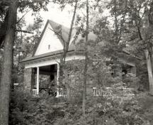 Corner view of the the West Grenadier Island Pavilion, showing the large, gabled dormers clad in clapboard siding, 1992.; Parks Canada Agency / Agence Parcs Canada, 1992.