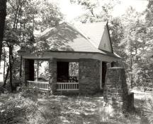 Side elevation of the West Grenadier Island Pavilion, showing the low, wooden railings with evenly spaced pickets, 1992.; Parks Canada Agency / Agence Parcs Canada, 1992.