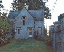 General view of the rear facade of the Gatehouse Lodge emphasizing the use of English green slate roofing, 2000.; Department of National Defence / Ministère de la Défense nationale, 2000.