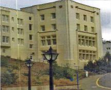 General view of the Nixon Block RR24A showing the building's monumental scale and modern, asymmetrical cubic massing, 2000.; Department of National Defence / Ministère de la Défense nationale, 2000.