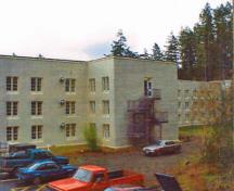 General view of the rear view of the central and adjacent wings of the Nixon Block RR24A showing the reinforced concrete work, 2000.; Department of National Defence / Ministère de la Défense nationale, 2000.
