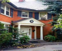Detail view of the entrance portico of the Residence showing the sidelights and elliptical transom of the front door, the tapered columns and gabled portico of the main entrance, 1999.; Agence Parcs Canada / Parks Canada Agency, Leslie Maitland, 1999.
