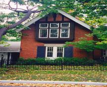 Side view of the former garage wing of the Residence which is presently the family room showing some of its Georgian Revival elements, 1999.; Agence Parcs Canada / Parks Canada Agency, Leslie Maitland, 1999.