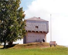 Vue générale de l'élévation arrière du Blockhaus de St. Andrews montrant la volumétrie géométrique simple et bien proportionnée de ce bâtiment carré bas coiffé d’un toit pyramidal, 1998.; Parks Canada Agency/ Agence Parcs Canada, 1998.