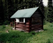 Vue en angle du chalet de patrouille des gardes du parc de Byng, qui montre les façades arrière et latérale, 1997.; Parks Canada Agency/ Agence Parks Canada, 1997.