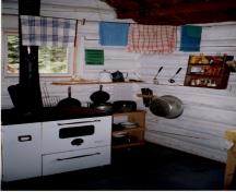 Vue de l'intérieur du chalet de patrouille des gardes du parc de Byng, qui montre les murs de rondins écorcés, posés à l’horizontale, 1997.; Parks Canada Agency / Agence Parcs Canada, 1997.