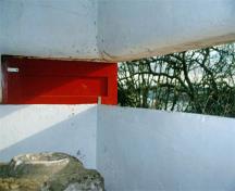 Vue de l'intérieur du poste du commandant de la batterie montrant les détails simples des coffrages en béton dont les bords sont arrondis aux ouvertures, 1997.; Parks Canada Agency / Agence Parcs Canada, J. Mattie, 1997.