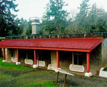 Vue générale de la façade avant du Poste de garde montrant les motifs de peinture particuliers autour des portes et des fenêtres, 1997.; Parks Canada Agency / Agence Parcs Canada, J. Mattie, 1997.