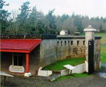 Vue générale du Poste de garde montrant son emplacement à côté de la barrière et le mur de fortification, 1997.; Parks Canada Agency / Agence Parcs Canada, J. Mattie, 1997.