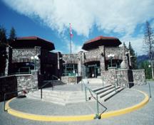 Vue générale de l'entrée principale du Pavillon des sources thermales Cave and Basin montrant les deux belvédères octogonaux, 1991.; Agence Parcs Canada / Parks Canada Agency, W. Lynch, 1991