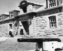 Vue des détails du musée démontrant l’élégant chambranle en pierre taillée de l’entrée.; National Film Board of Canada \ Office national du film du Canada, D622089, n.d.