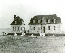 Vue latérale du musée et de la maison du consierge, montrant le groupement simple et rectangulaire des deux édifices d’un étage et demi avec leurs toits en croupe revêtus de cuivre où sont percées des lucarnes à comble brisé.; Canadian Parks Services, Human Resources Directorate /  Service canadien des parcs, Direction des ressources humaines, n.d.