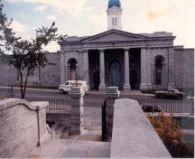 Façade avant du Pavillon nord montrant la forme et la volumétrie simples de ce bâtiment d’inspiration néoclassique caractérisé par un plan rectiligne et symétrique.; Parks Canada Agency / Agence Parcs Canada, n.d.