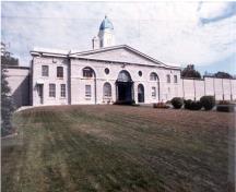 Vue générale du Pavillon nord montrant la façade principale en forme de temple flanqué d’ailes.; Parks Canada Agency / Agence Parcs Canada, n.d.