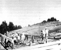 Construction du premier chalet, 1919; Grand Bay-Westfield