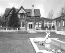 Side elevation of officers' Mess and Quarters facing formal garden.; (DND, ca. 1990.)