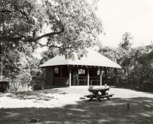 Vue générale de l'abri, qui montre le design simple et ouvert et l’espace intérieur sans cloisons, 1992.; Archaeological Services and Historica Ltd., 1992.