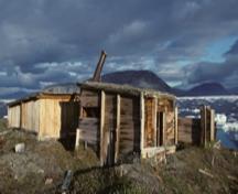 General view of Dedricks hut showing north (right) and east (left) elevations.; Agence Parcs Canada / Parks Canada Agency, J. Webster