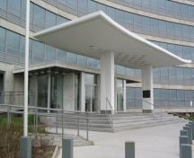 Vue détaillée de l'édifice de la SRC, qui montre la marquise en béton blanche, évasée et indépendante du pavillon d’entrée, 2002.; Parks Canada Agency / Agence Parcs Canada, Michel Pelletier, 2002.