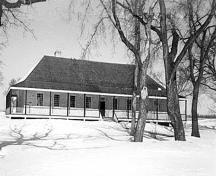 Façade of the Big House, showing the three-sided verandah extension at the main house, 1989.; Parks Canada Agency / Agence Parcs Canada, 1989.