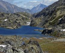 Vue générale de la piste Chilkoot, qui montre la nature de cet itinéraire, rude et exigeant, 2010.; Parks Canada Agency / Agence Parcs Canada, Adam Roth, 2010.