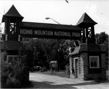 Front view of the East Gate Entrance Building, clearly depicts the rustic style, and the very good quality materials and craftsmanship.; Agence Parcs Canada / Parks Canada Agency