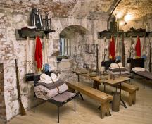 Vue de l'intérieur de la tour Martello de Carleton, qui montre l’aménagement intérieur fonctionnel.; Parks Canada Agency / Agence Parcs Canada.