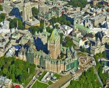 Vue générale du Château Frontenac qui montre sa pierre de taille grise et ses cordons; son revêtement mural de brique de Glenboig orangée, 2007.; Parks Canada Agency / Agence Parcs Canada, Ron Garnett, 2007.