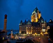 Vue générale du Château Frontenac qui montre sa masse imposante et son allure de château forteresse.; Parks Canada Agency / Agence Parcs Canada.