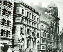 Vue générale de l'Édifice Birckbeck qui montre sa composition symétrique.; Parks Canada Agency / Agence Parcs Canada.