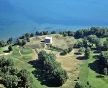 Vue aérienne du Fort Mississauga qui montre l'emplacement stratégique, en bordure du lac, à l'embouchure de la rivière Niagara.; Parks Canada Agency / Agence Parcs Canada.