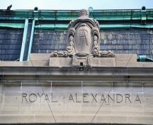 Vue détaillée du Théâtre Royal Alexandra qui montre les détails extérieurs s’inspirant généralement du style Louis XVI; Parks Canada Agency / Agence Parcs Canada, J Butterill, 1993.