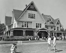 Vue générale de Dalvay-by-the-Sea qui montre la composition asymétrique de deux étages et demi,; Parks Canada Agency / Agence Parcs Canada.