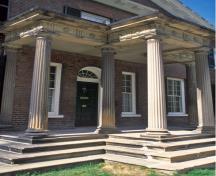 Side view of The Grange showing its main door with semicircular top light and rectangular sidelights.; Parks Canada Agency / Agence Parcs Canada.