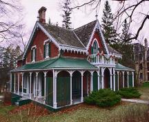 Vue générale de la Maison-Hillary qui montre son profil pittoresque formé de toits à pignon fortement incliné, de cheminées imposantes et de poinçons.; Parks Canada Agency / Agence Parcs Canada.