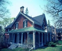 Vue générale de la Maison-Hillary qui montre ses ornements de style néogothique, comme les bordures de pignon, les larmiers des fenêtres de l'étage supérieur.; Parks Canada Agency / Agence Parcs Canada.