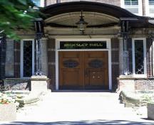 Vue détaillée qui montre la finition et la décoration intérieures d'origine représentatives d'un décor de style néo-Tudor, 1994.; Parks Canada Agency / Agence Parcs Canada, J Butterill, 1994.