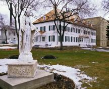 Vue générale Couvent-des-Sœurs-Grises, qui montre les éléments du site qui indiquent son statut de plus vieux couvent et de première mission féminine dans l'Ouest canadien.; Parks Canada Agency / Agence Parcs Canada.