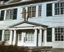 Detail view of Belle Vue, showing the building’s white-painted brick construction.; Parks Canada Agency / Agence Parcs Canada.