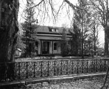 The Oswald House and surrounding iron fence, 1977; Ron Mottala, Niagara Falls Public Library Digital Collection, 1977
